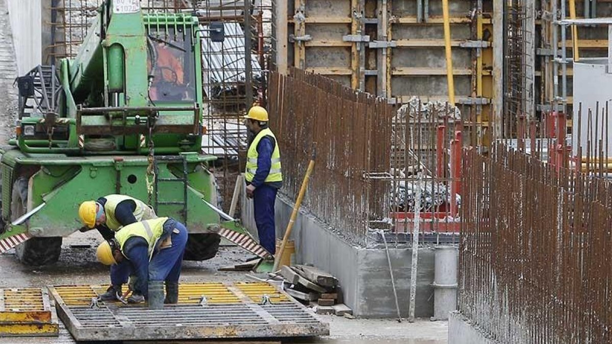 Trabajadores en plena labor en una obra, en una imagen de archivo.