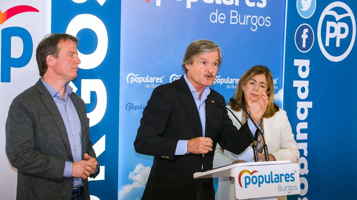 Borja Suárez, presidente del PP en Burgos, y los diputados Jaime Mateu y Sandra Moneo valoran el PGE. TOMÁS ALONSO