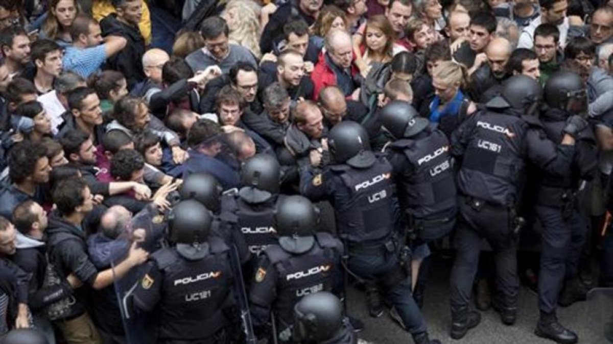 Agentes de la Policía Nacional intenta desalojar a los ciudadanos de la escuela Ramon Llull, el 1 de octubre.-FERRAN NADEU