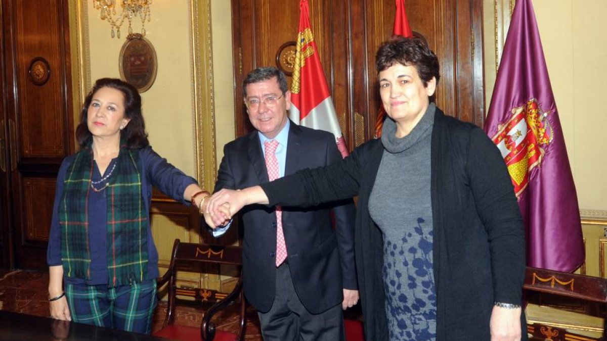 El presidente de la Diputación, César Rico, y la presidenta de Aura Fademur Burgos, Julia Quintana, y la presidenta de Afammer Burgos, María Lourdes Álvarez-Ical