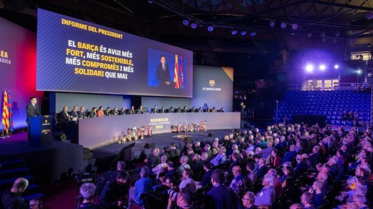 Bartomeu se dirige a los compromisarios en la asamblea del Barça.-JORDI COTRINA
