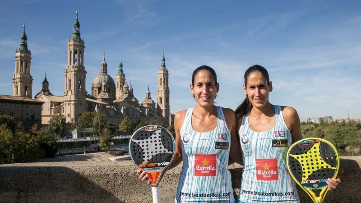 Las gemelas Mapi (i) y Majo (d) Sánchez Alayeto, posan ante la Basílica del Pilar de Zaragoza-EFE