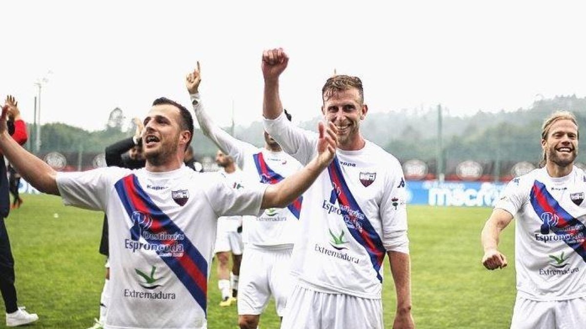 Los jugadores del Extremadura celebran su pase a la siguiente ronda.-LALIGA
