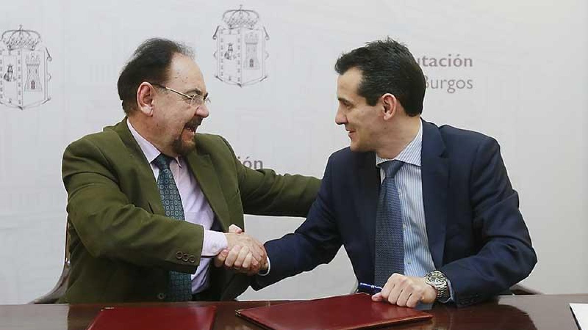 Ángel Guerra y Raúl Vegas sellan la renovación del convenio.-RAÚL G. OCHOA