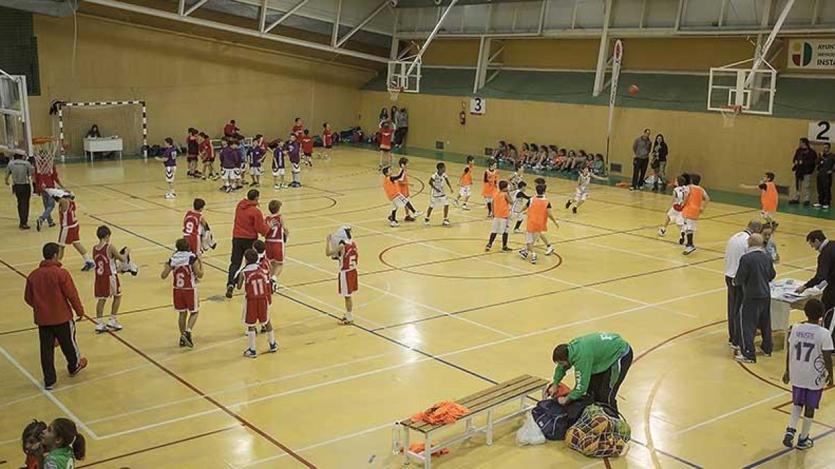 Varios niños practican baloncesto antes de la pandemia. ECB