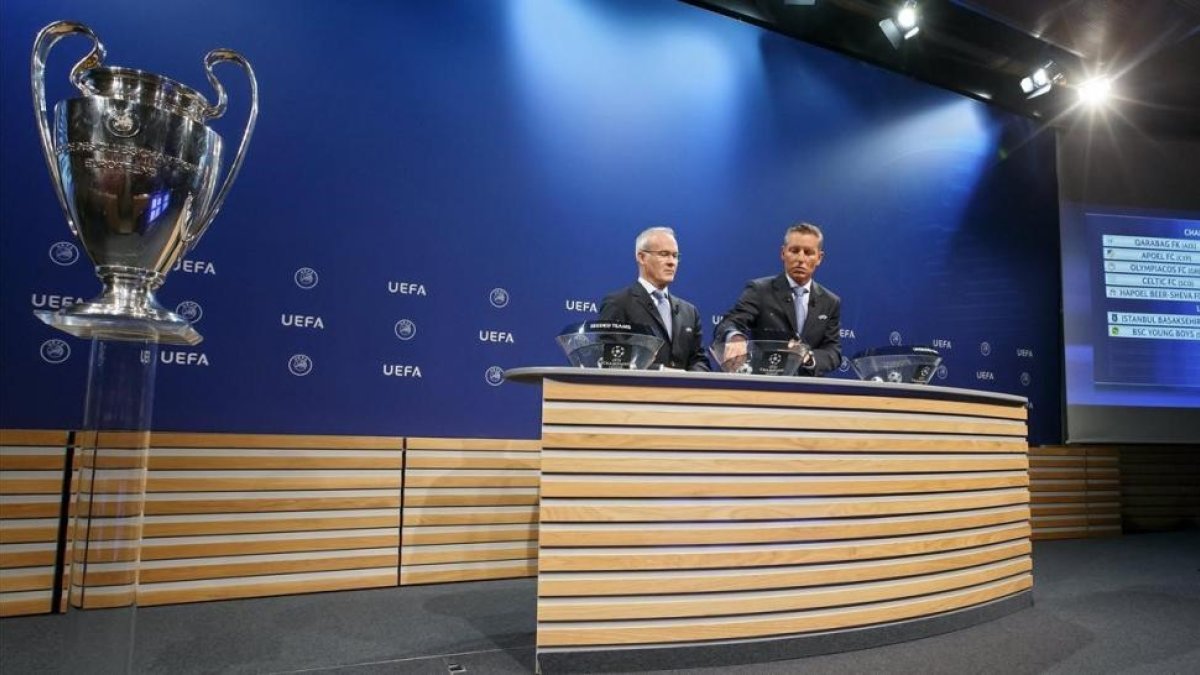 Los responsables de competiciones de la UEFA, en el sorteo de la previa de la Champions en Nyon-SALVATORE DI NOLFI