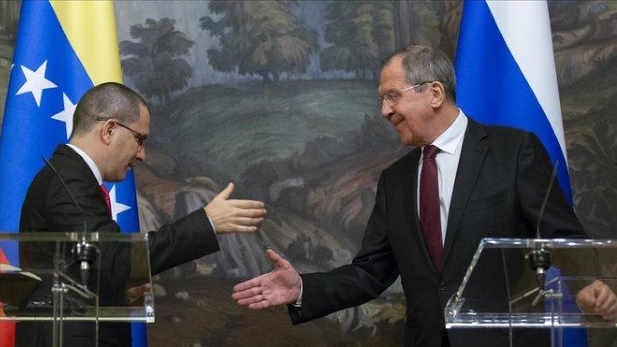 El primer ministro ruso, Sergey Lavrov (derecha), y su homólogo venezolano, Jorge Arreaza, tras la rueda de prensa conjunta en Moscú.-EL PERIÓDICO