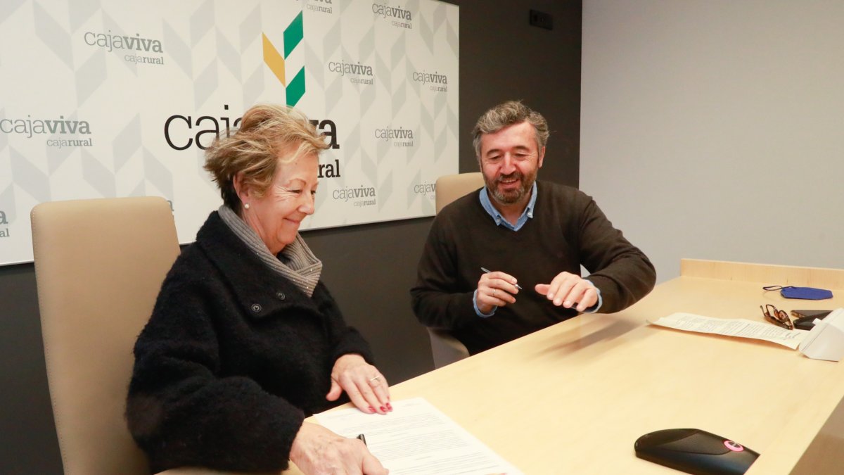 Eloísa Bellostas y Tomás Fisac firman el acuerdo. TOMÁS ALONSO
