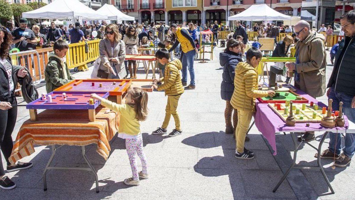 Padres e hijos disfrutaron de la jornada con talleres, actividades, baile y teatro en la Plaza Mayor.-SANTI OTERO