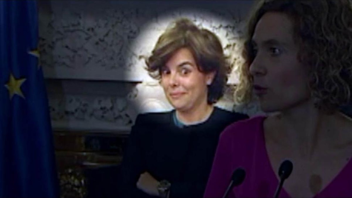El gesto de Soraya Sáenz de Santamaría cuando Meritxell Batet habla de diálogo con Cataluña.-