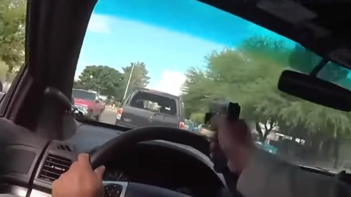 Momento en que el policía de Las Vegas comienza a disparar a través de la luna delantera del coche patrulla. /-PERIODICO