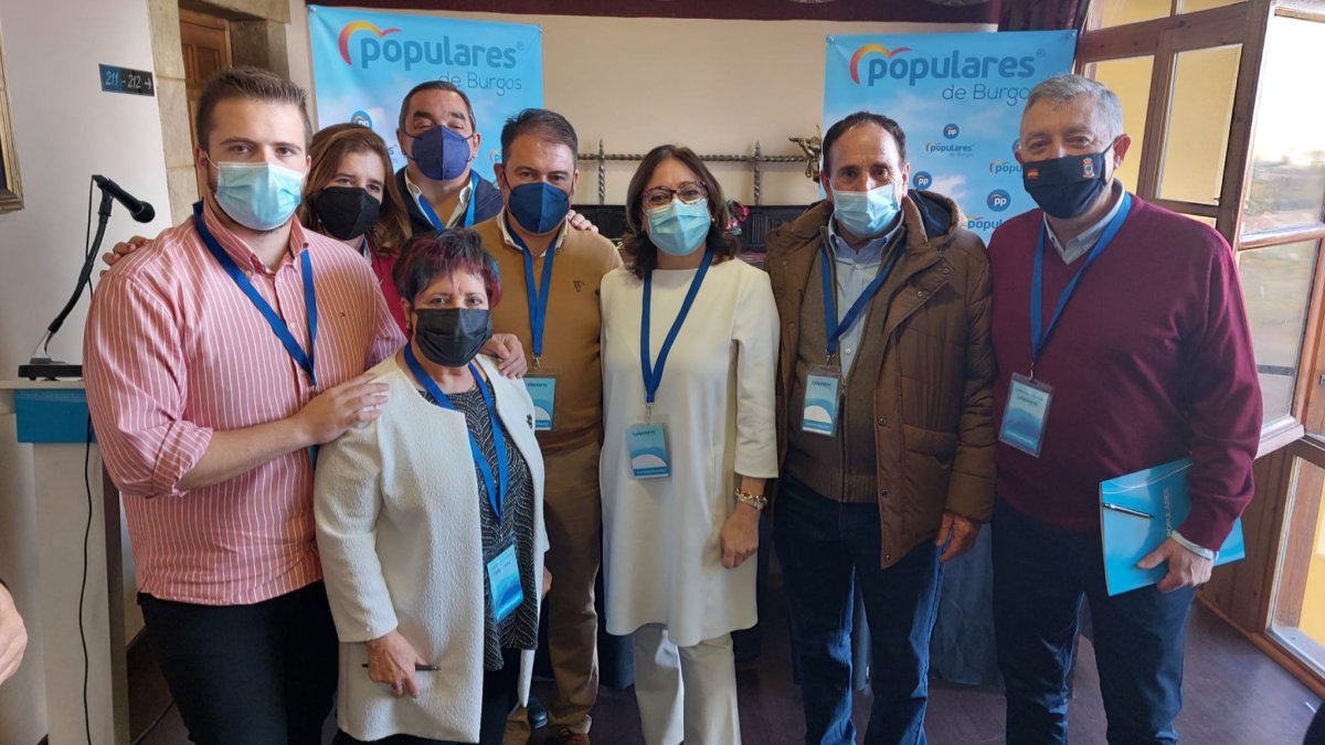 En el centro, Raquel Contreras con miembros de la dirección del PP de Burgos-Este. ECB