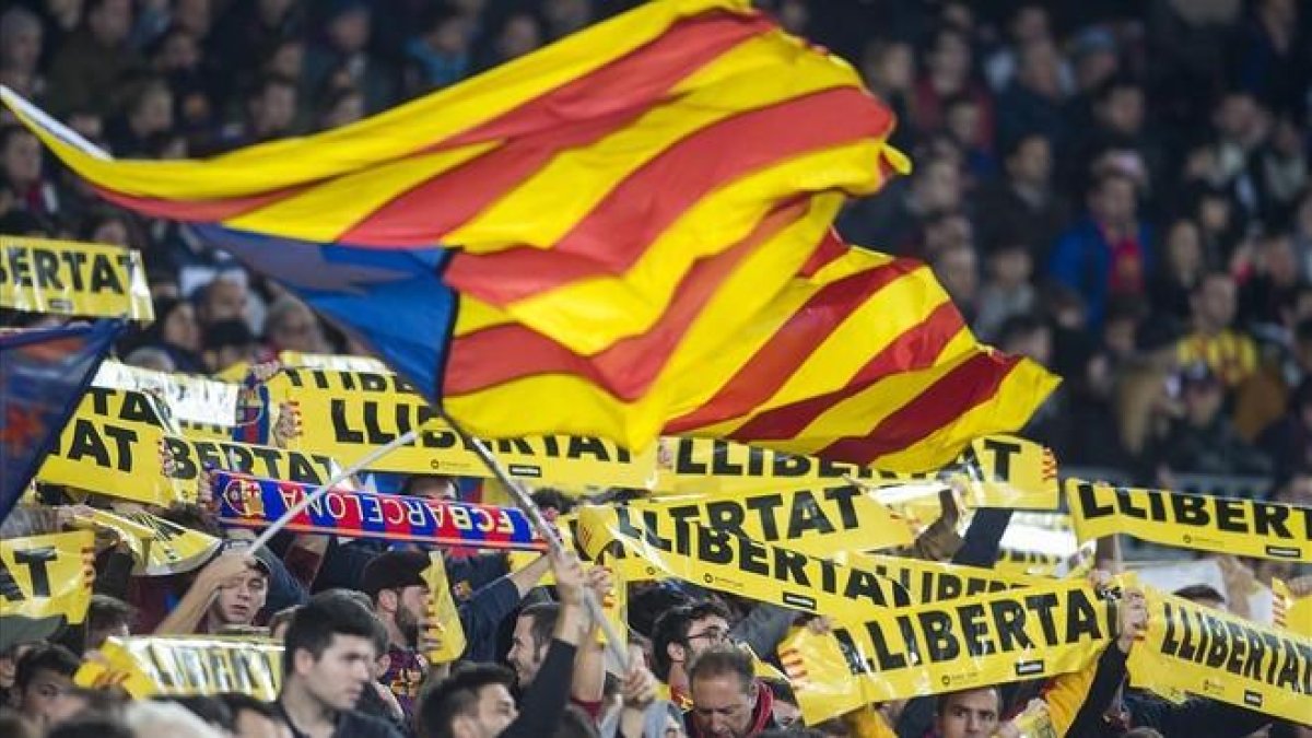 Banderas y pancartas para pedir la libertad de los políticos presos en el Camp Nou.-JORDI COTRINA