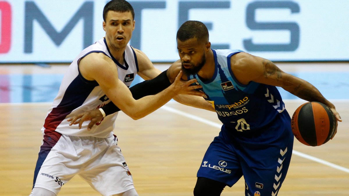 Cook intenta despegarse del marcaje de Dani Pérez. SANTI OTERO