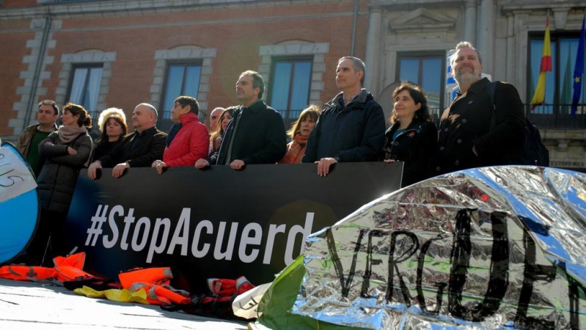 Dieciséis oenegés españolas han instalado frente al Ministerio de Exteriores tiendas de campaña para denunciar la precaria situación de los refugiados llegados a Grecia.-EFE / FERNANDO VILLAR