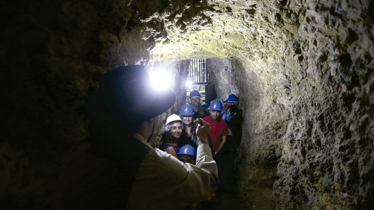 La novelesca biografía del general Centeno sirve a la compañía burgalesa Ronco Teatro para animar las visitas a las galerías y al pozo de la fortaleza. Además, incorporan el personaje de su sufrida esposa Maricarmen que ayuda a guiar a los visitantes a las profundidades del castillo. RAÚL OCHOA