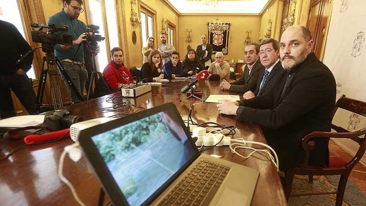 A la derecha, Javier Rodríguez, César Rico y David Colinas observan el primero de los 12 vídeos de la campaña ‘Una gota de agua, una gota de vida’.-RAÚL G. OCHOA