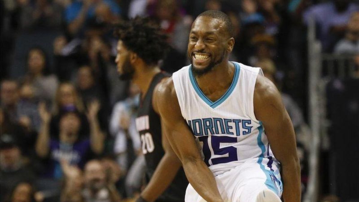 Kemba Walker celebra un triple convertido contra los Miami Heat.-AP / NELL REDMOND