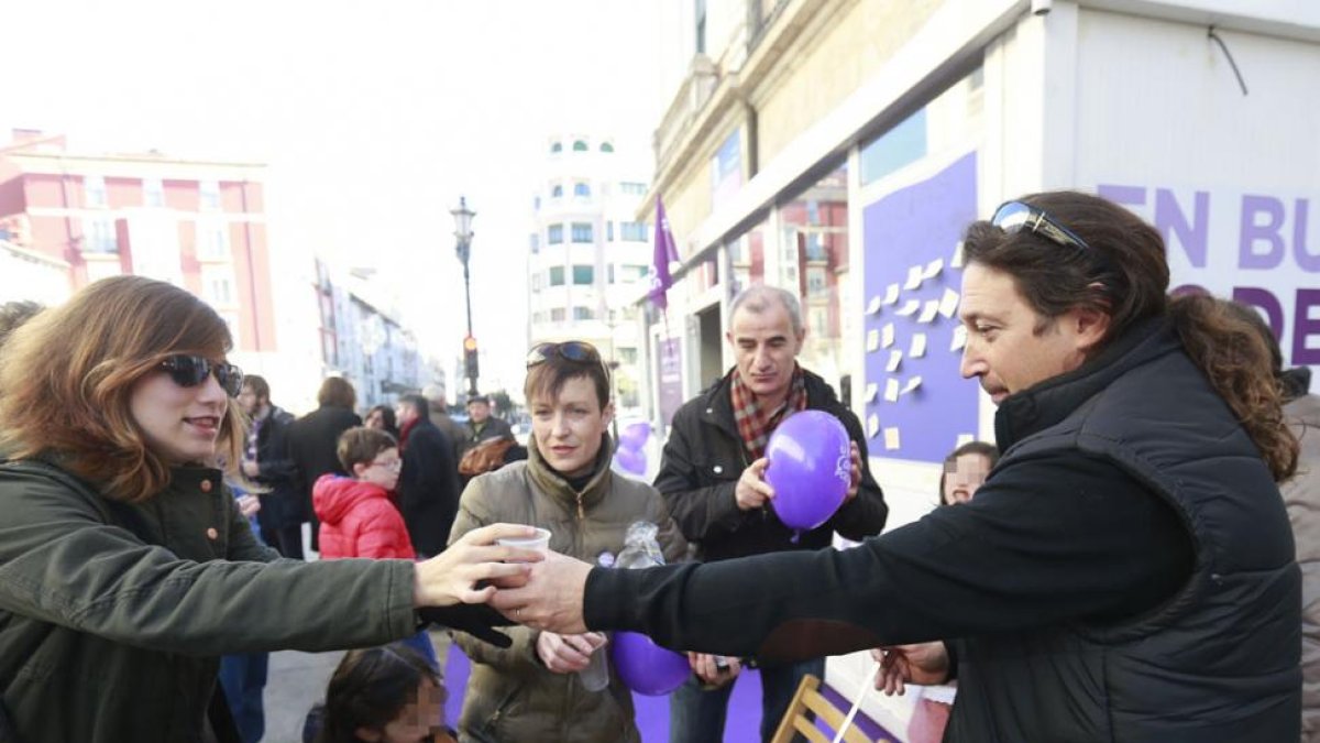 Chocolatada en la caseta de Podemos ayer en el Espolón.-RAÚL G. OCHOA