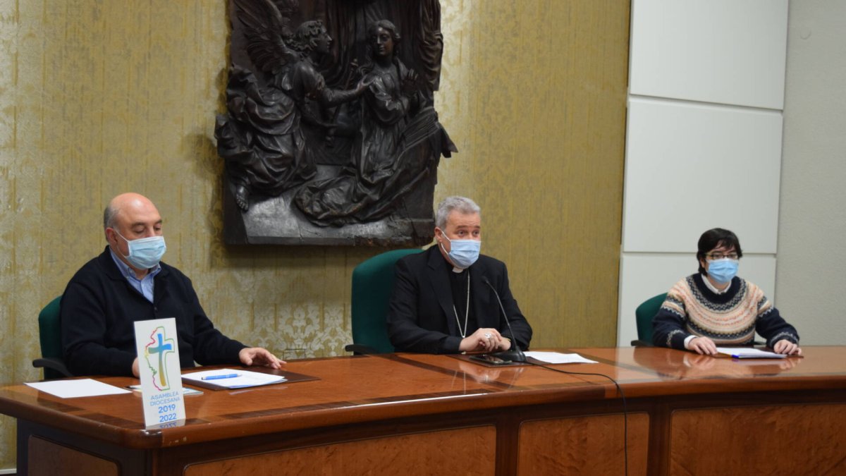 El vicario de la Pastoral, José Luis Lastra, el arzobispo de Burgos, Mario Iceta, y la integrante de la secretaria de la Asamblea Diocesana, Ana María del Val, en la presentación de las mesas de trabajo que arrancan el sábado. ECB