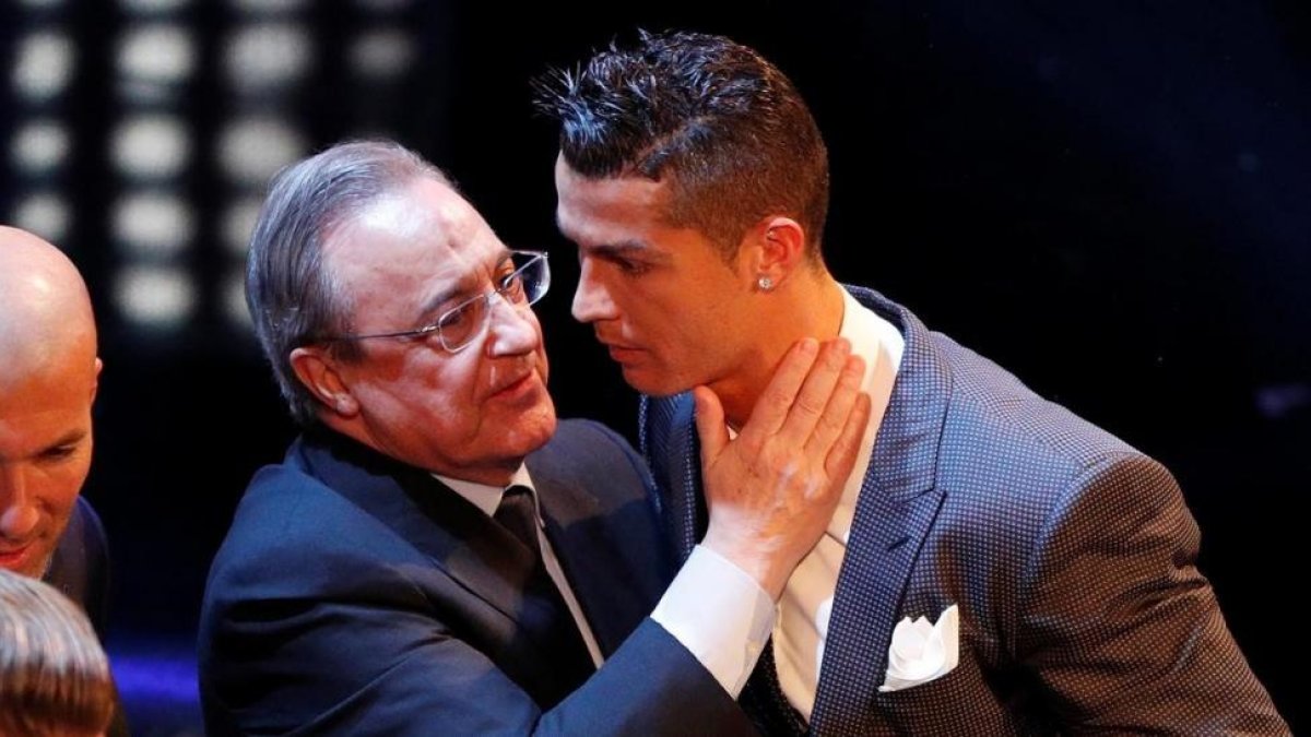 Florentino Pérez felicitando a Cristiano Ronaldo, en una imagen de archivo.-REUTERS
