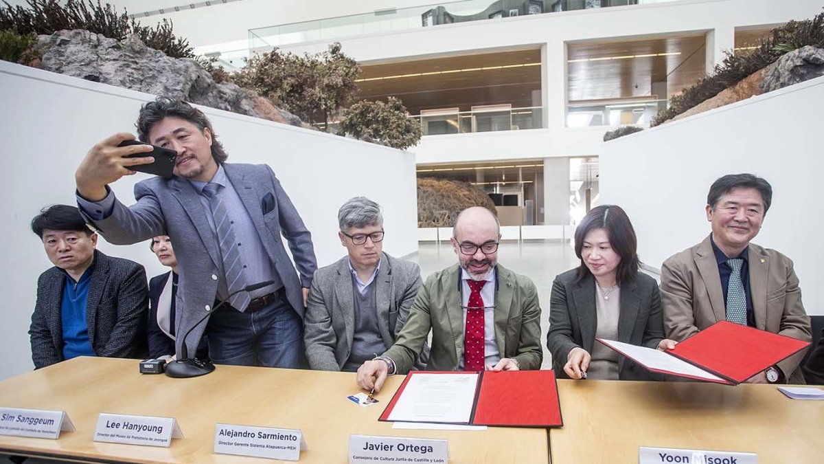 Miembros de la delegación surcoreana junto a Alejandro Sarmiento y Javier Ortega. SANTI OTERO