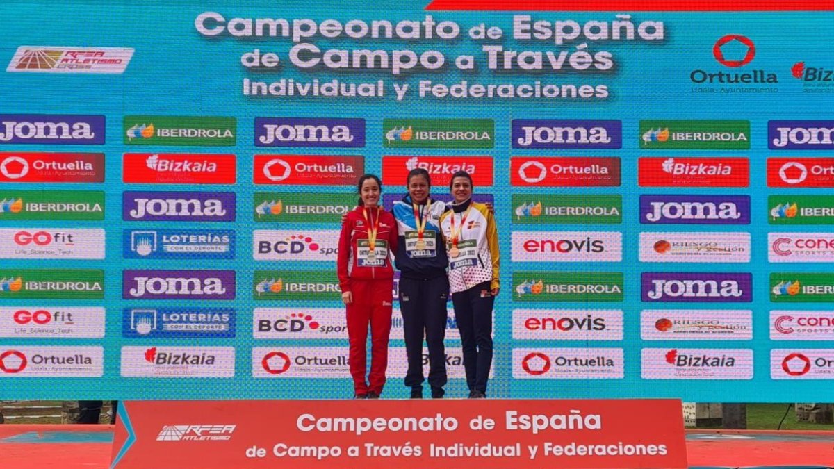 Cristina Ruiz en el podio del Campeonato de España de Campo a Través. RFEA