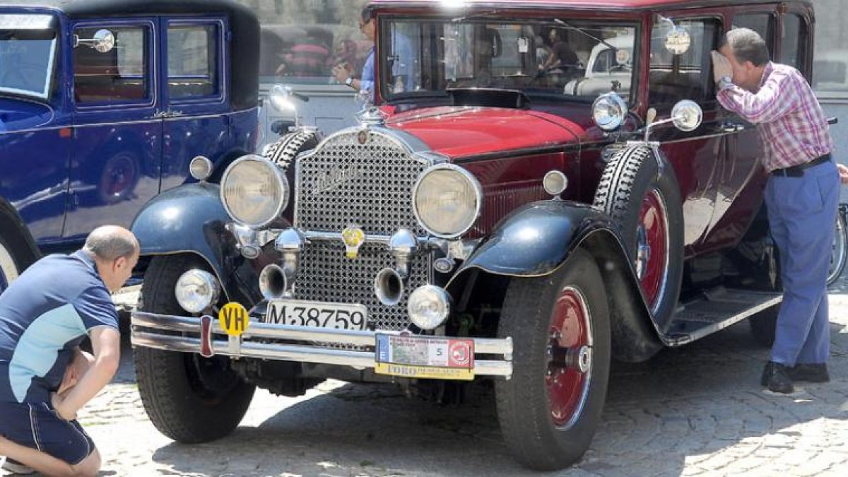El Club, con motivo del XVII Rally de Coches Antiguos, ha paseado la belleza de estos vehículos por la capital y la provincia-I. L.M.