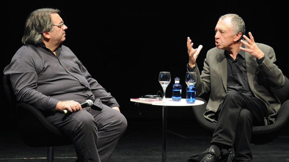 El periodista Jesús Ruiz Mantilla (i.) dirigió la conversación con Gilles Lipovetsky en la sala de congresos del Fórum.-Israel L. Murillo