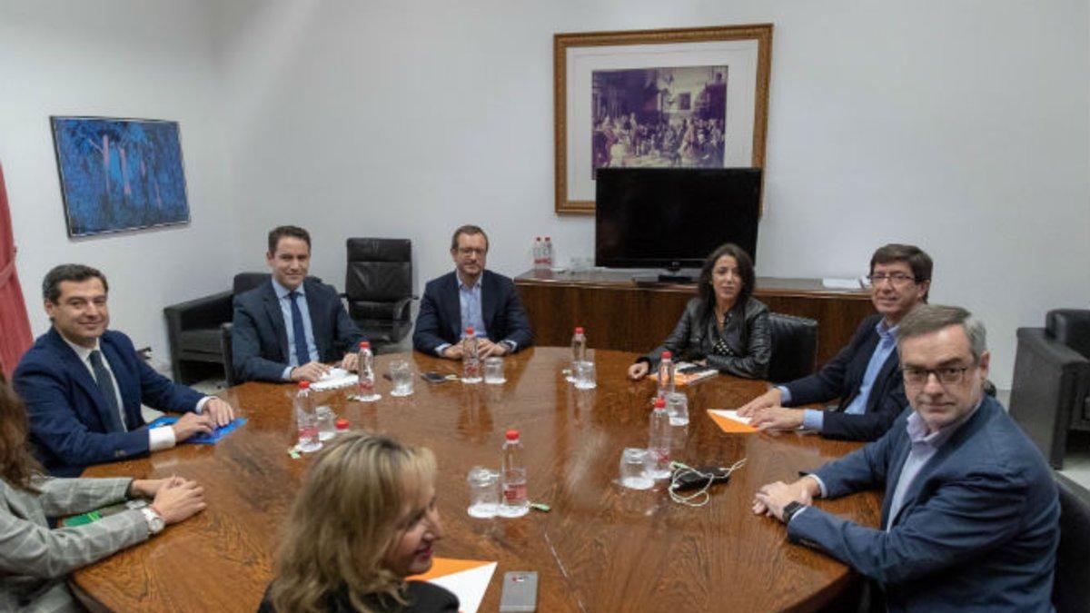 Los equipos negociadores de Partido Popular y Ciudadanos, encabezados por el presidente del PP andaluz, Juanma Moreno (izquierda), y el líder regional de Ciudadanos, Juan Marín (segundo por la derecha).-EFE/JULIO MUÑOZ