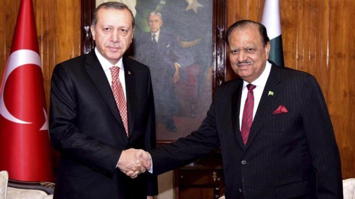 El presidente de Turquía, Recep Tayyip Erdogan (izquierda), junto a su homólogo paquistaní, Mamnoon Hussain, en Islamabad, el 16 de noviembre.-AP