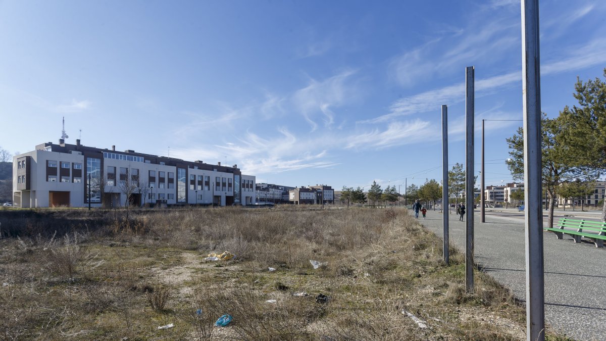 Muchas de las parcelas de la primera línea del bulevar están sin desarrollar urbanísticamente. SANTI OTERO