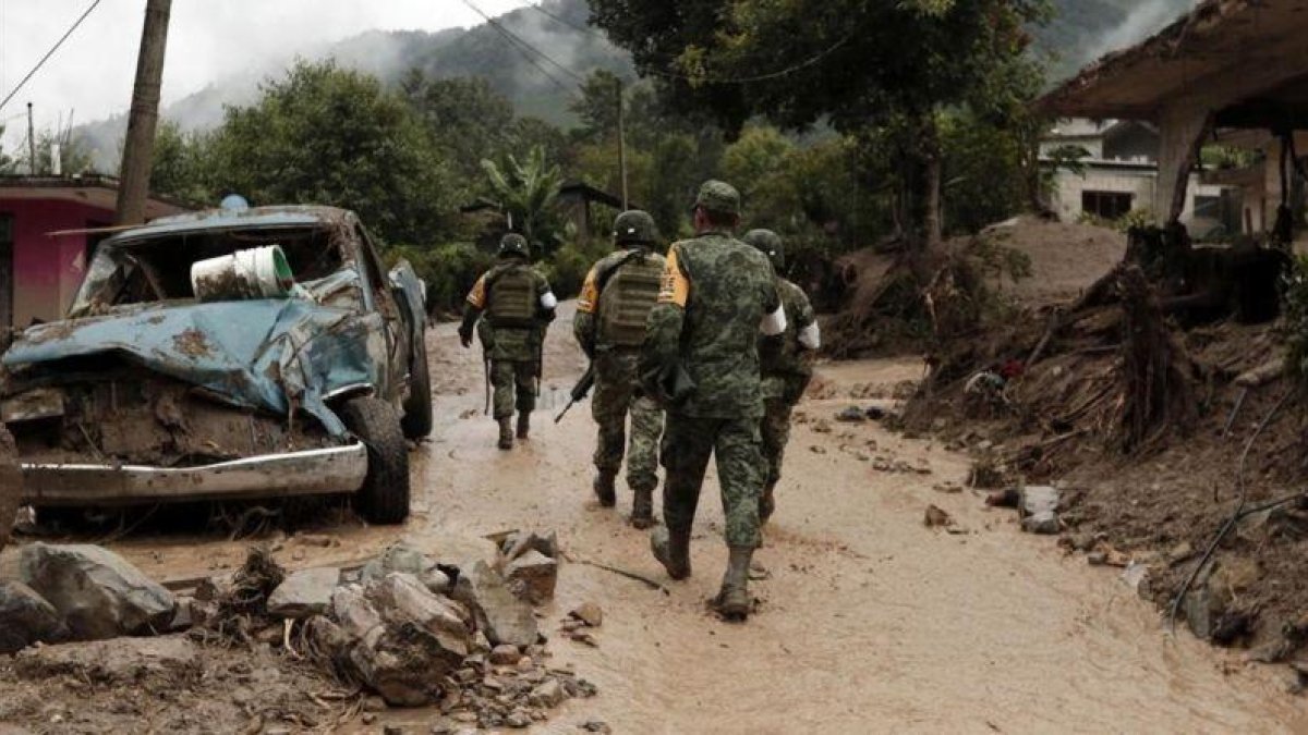 Soldados mexicanos recorren el municipio de Huahuchinango.-EFE/ Hugo Ortuno