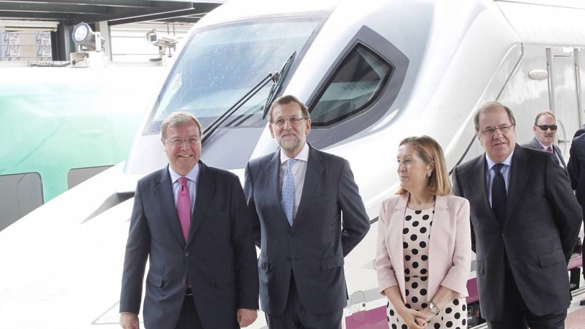 El presidente del gobierno,Mariano Rajoy junto a la ministra de Fomento, Ana Pastor, el presidente de la Junta Juan Vicente Herrera y el alcalde de León, Antonio Silván en la estación de León con motivo de la inauguración del tren de alta velocidad que ha-Ical