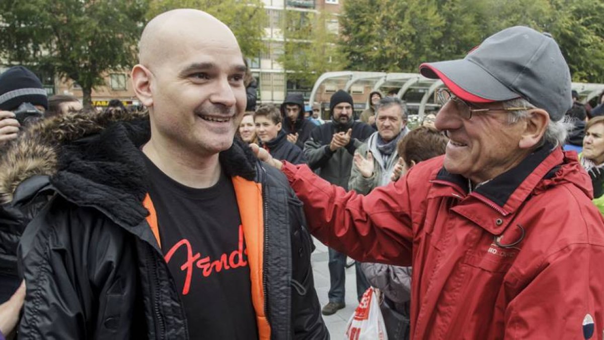 Óscar Álvarez, miembro de la Asamblea Contra la Especulación, después de ser puesto en libertad con cargos por agresión a un agente policial.-SANTI OTERO