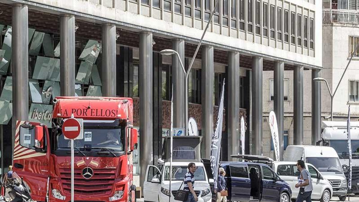 Ureta Motor expuso sus vehículos comerciales frente a la sede central de Ibercaja.-SANTI OTERO