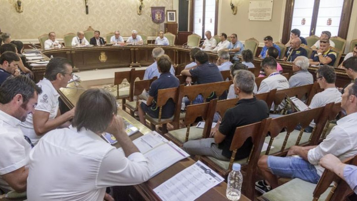Los directores de los equipos que participarán en la XXXIX Vuelta a Burgos asistieron ayer a una reunión técnica en la Diputación Provincial.-Santi Otero