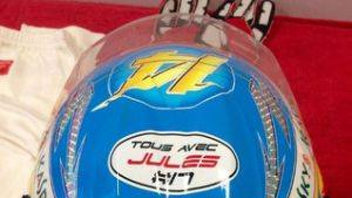 El casco que Fernando Alonso llevará en el GP de Rusia, con el mensaje de apoyo a Jules Bianchi.-Foto: TWITTER