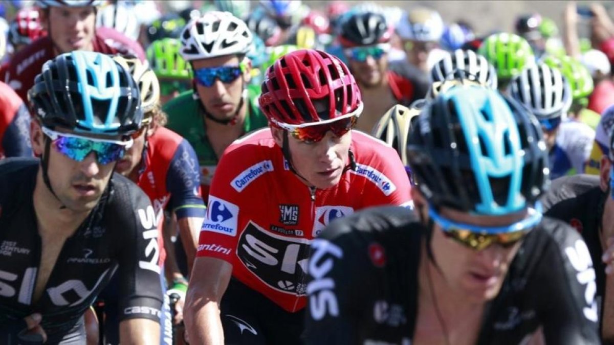 Chris Froome, rodeado de sus compañeros.-EFE / JAVIER LIZÓN
