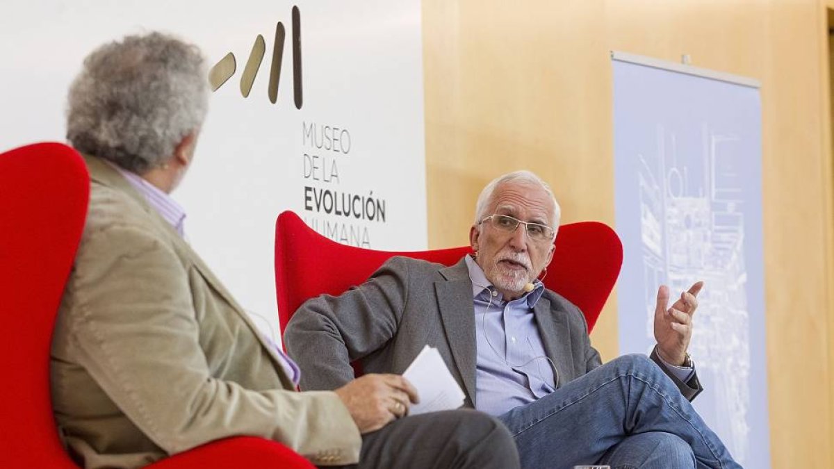 El escritor Luis Mateo Díez conversó con el periodista Ernesto Escapa en la primera entrega de la nueva temporada de La biblioteca del hombre-Santi Otero