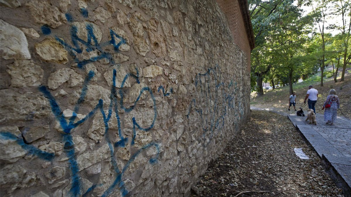 Una pintada escondida detrás del Teatro Clunia con la simbología de una de las bandas más conocidas. ISRAEL L. MURILLO