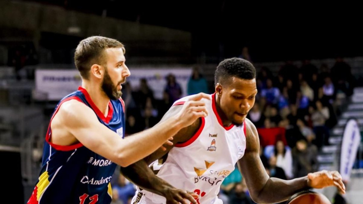 Thompson fuerza la penetración durante un partido,-ACB PHOTO