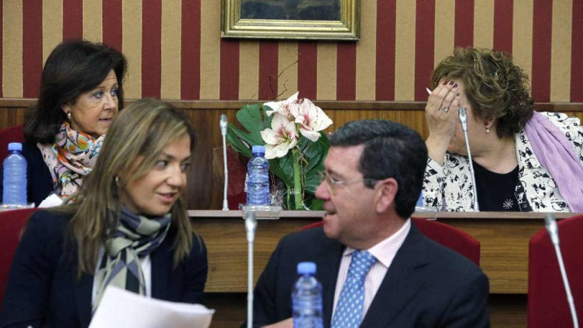 Flores en el escaño de Bienvenido Nieto como homenaje.-Raúl G. Ochoa