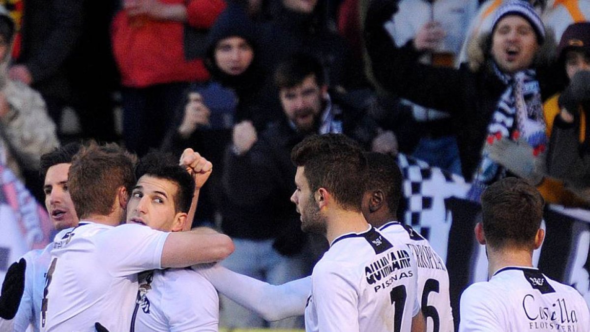 Los jugadores del Burgos CF celebran el gol que marcó Carralero en el 70.-ISRAEL L. MURILLO