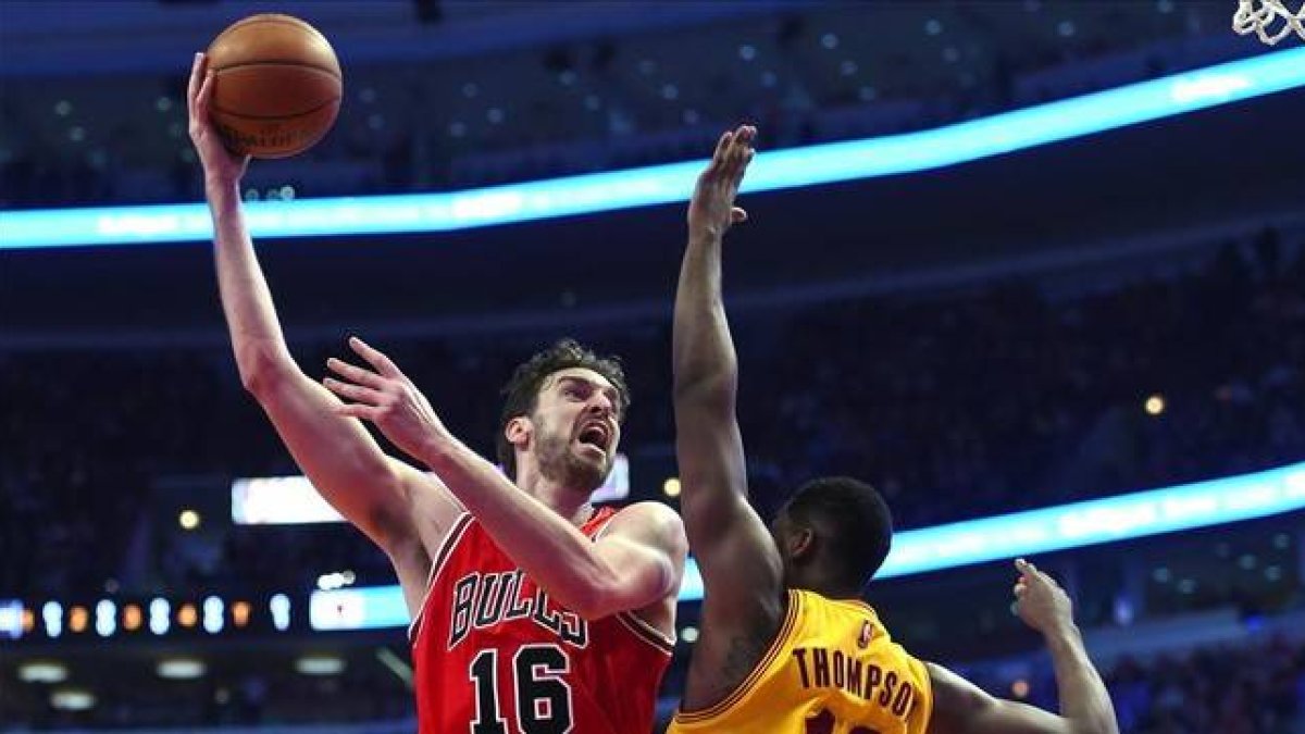 Pau Gasol tira a canasta ante Tristan Thompson de los Cavaliers.-Foto: USA TODAY / MIKE DINOVO