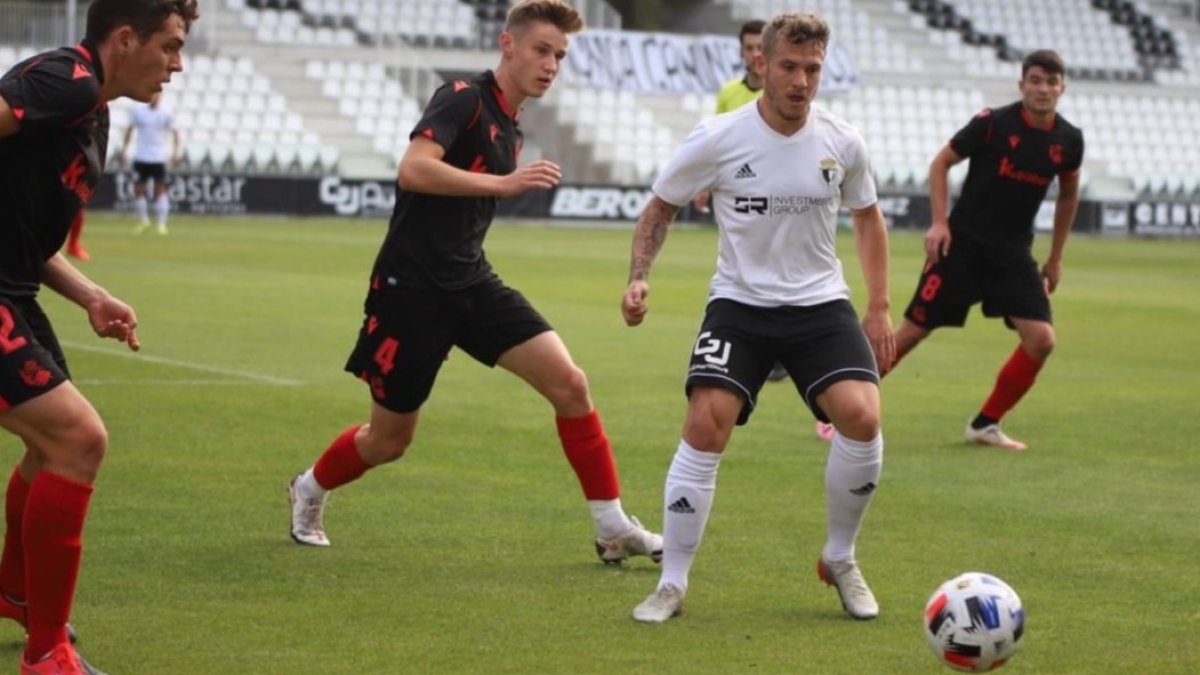 Juanma controla el balón durante un partido. BURGOS CF / ALBA DELGADO