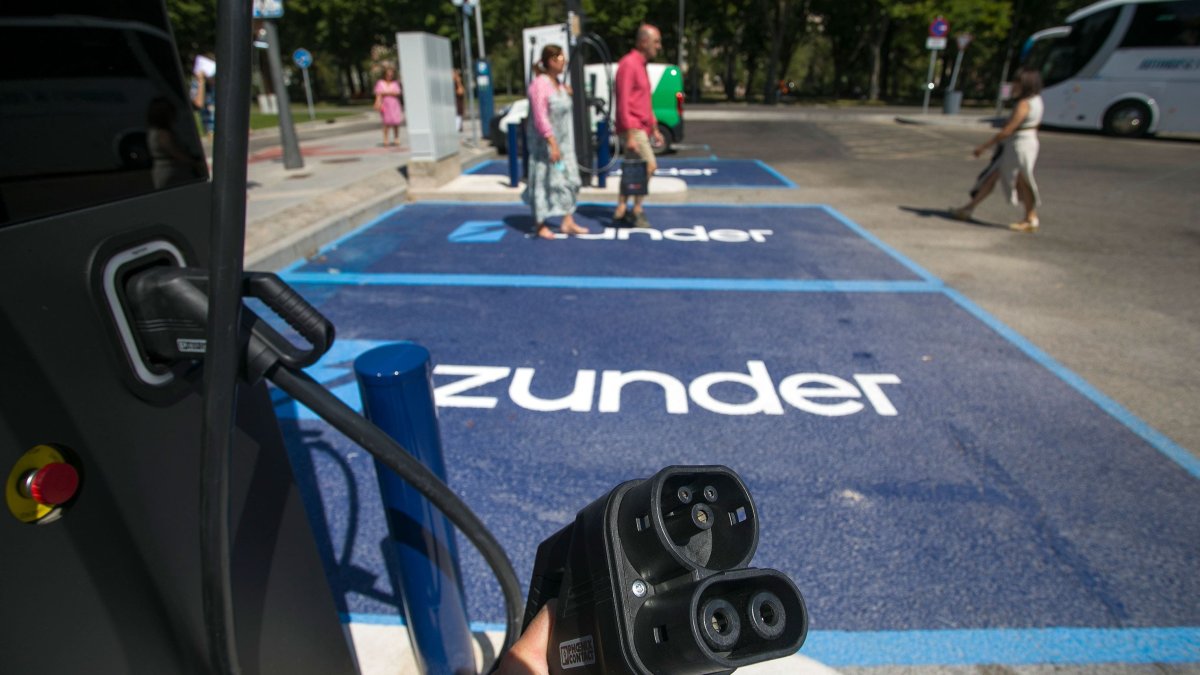 La instalación de la plaza de Santa Teresa cuenta con dos cargadores con capacidad para suministrar simultáneamente a cuatro vehículos eléctricos. FOTOS: © ECB / TOMÁS ALONSO