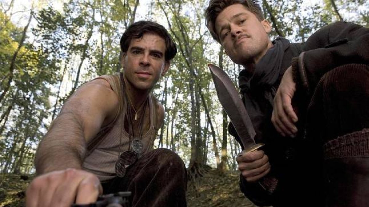 Eli Roth y Brad Pitt, en una escena de la película 'Malditos bastardos'.-