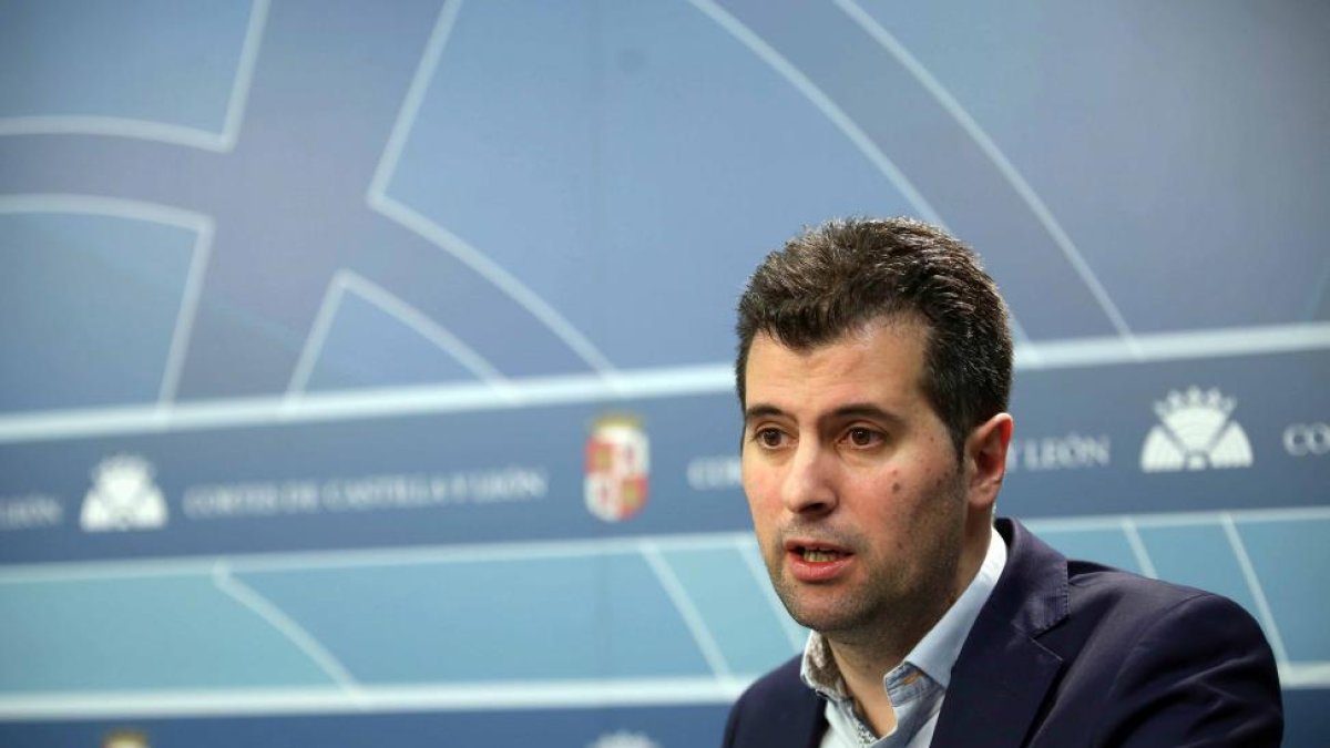 El portavoz del Grupo Parlamentario Socialista y secretario general del PSOE de Castilla y León, Luis Tudanca, informa de la reunión del Grupo de Trabajo Socialista para la reforma del Estatuto de Autonomía de Castilla y León.-ICAL