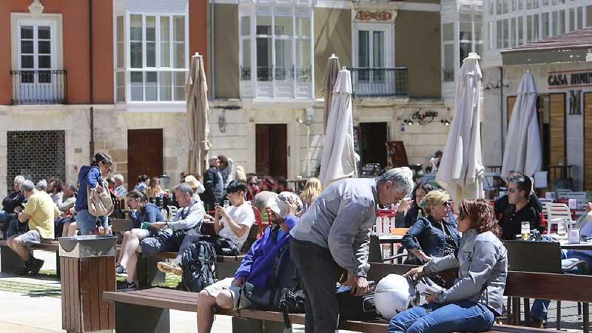 Turistas y peregrinos abarrotarán los hoteles de la capital burgalesa estos días.-RAÚL G. OCHOA